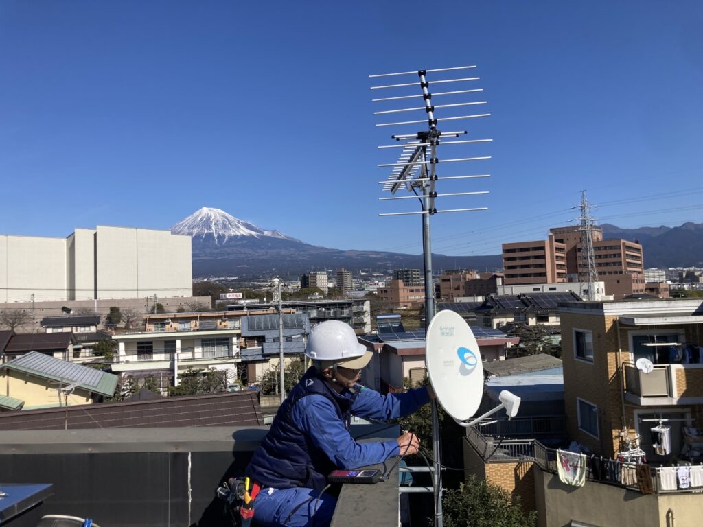 富士山とアンテナ工事